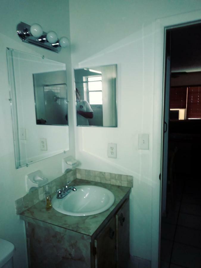 Newly Furnished Large, Clean, Quiet Private Unit Appartement Fort Lauderdale Buitenkant foto